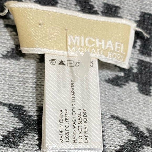 NWOT Michael Kors || Woman’s doble side scarf 🧣 - Picture 5 of 8